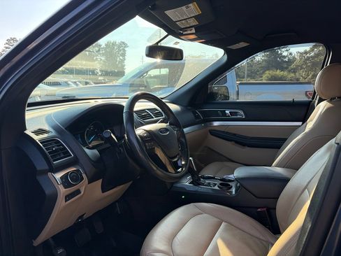 Used 2017 Ford Explorer XLT w/ Equipment Group 202A FWD image 5
