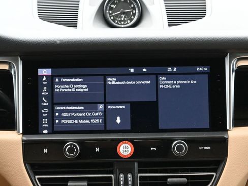 Certified 2024 Porsche Macan image 21