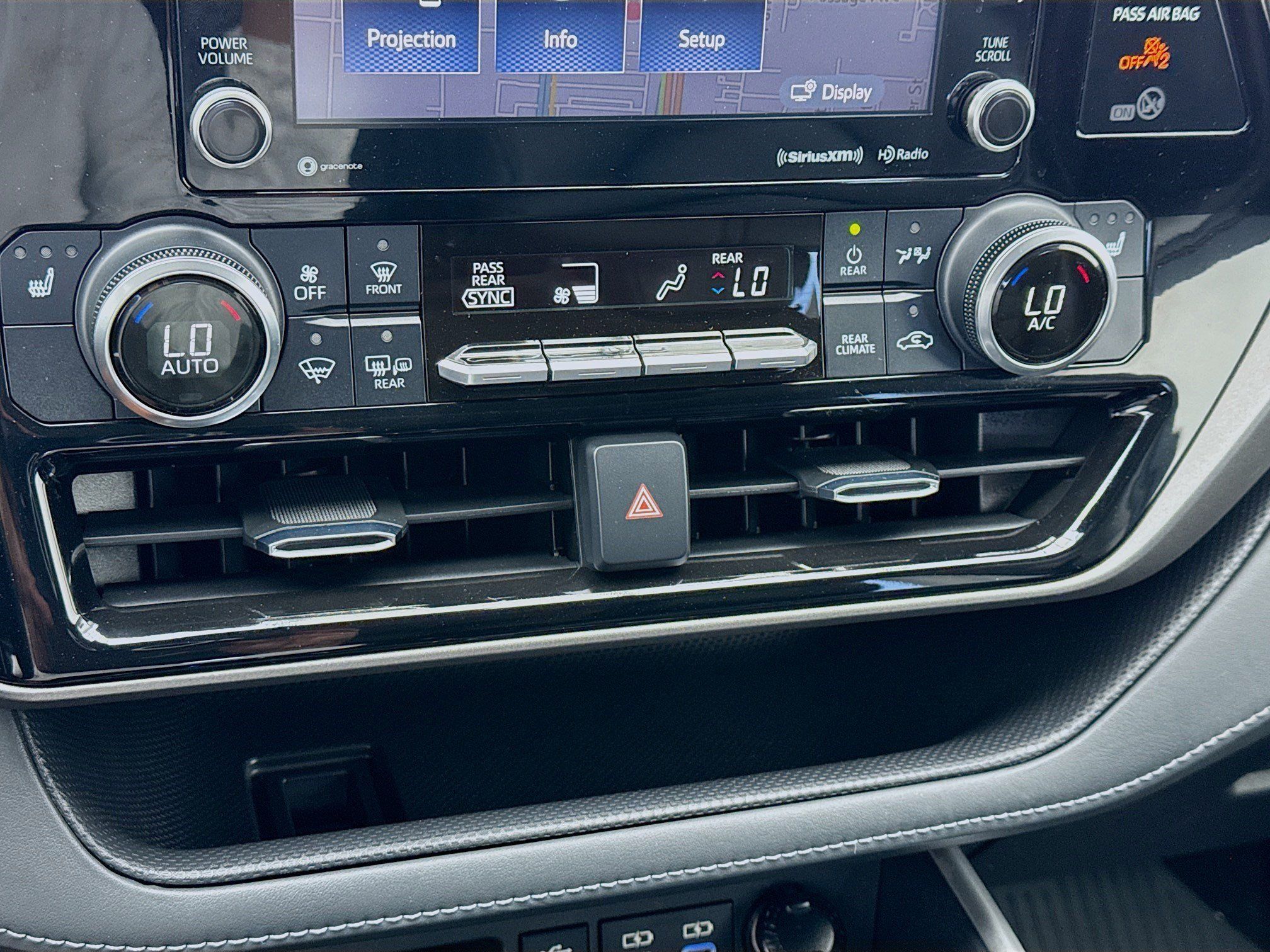 Used 2022 Toyota Highlander XLE AWD/4WD image 12