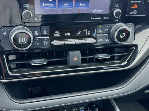 Used 2022 Toyota Highlander XLE AWD/4WD image 12