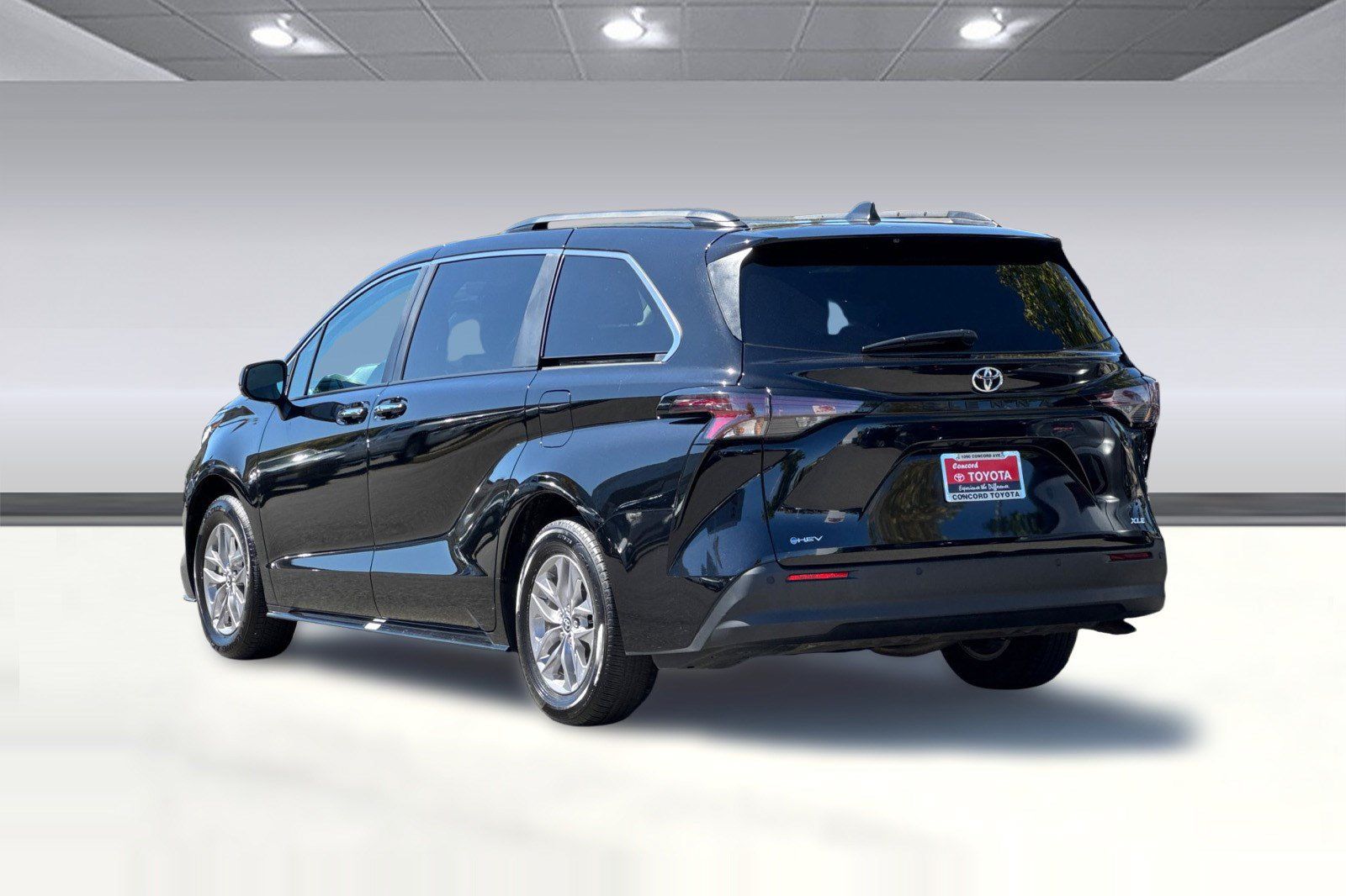 Used 2026 Toyota Sienna XLE FWD image 3