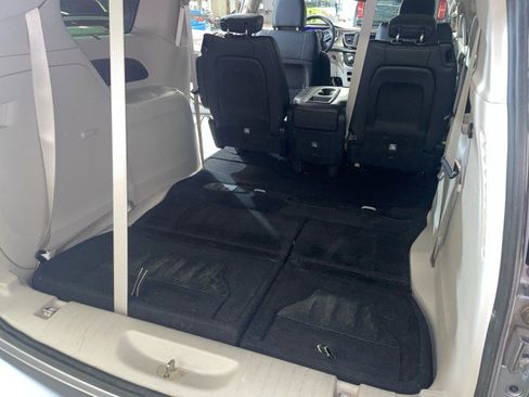 Used 2019 Chrysler Pacifica Touring-L image 25