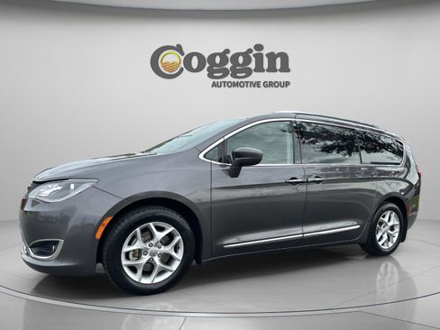 Used 2019 Chrysler Pacifica Touring-L Plus w/ Tire & Wheel Group image 2