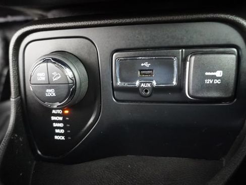Used 2017 Jeep Renegade Trailhawk AWD/4WD image 30