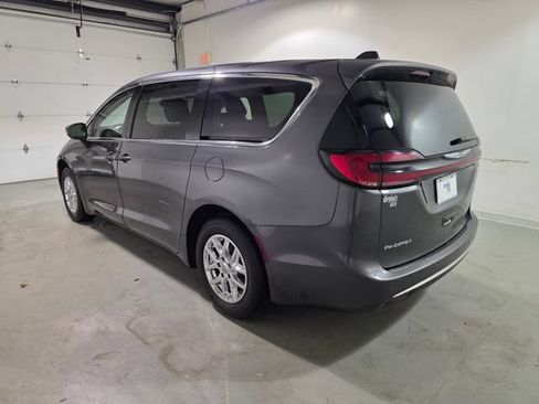 Used 2023 Chrysler Pacifica Touring-L FWD image 5