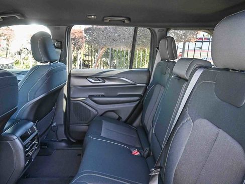 New 2025 Jeep Grand Cherokee Laredo image 17