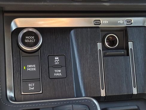 Used 2025 Lexus GX 550 w/ Accessory Package (2T) AWD/4WD image 23