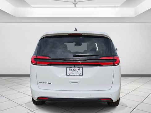 New 2026 Chrysler Pacifica Select FWD image 4