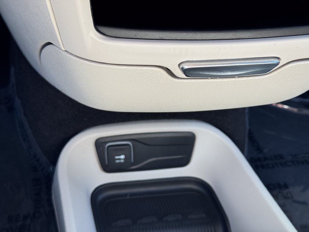 Used 2023 Chrysler Pacifica Touring-L FWD image 27