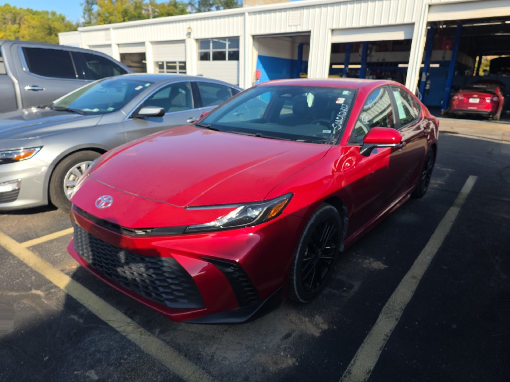 Used 2025 Toyota Camry SE w/ Convenience Package FWD image 3