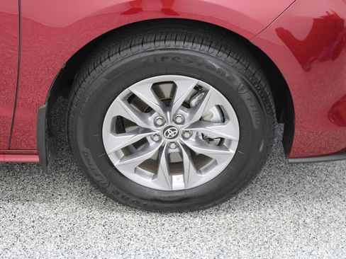 Used 2026 Toyota Sienna XLE FWD image 5