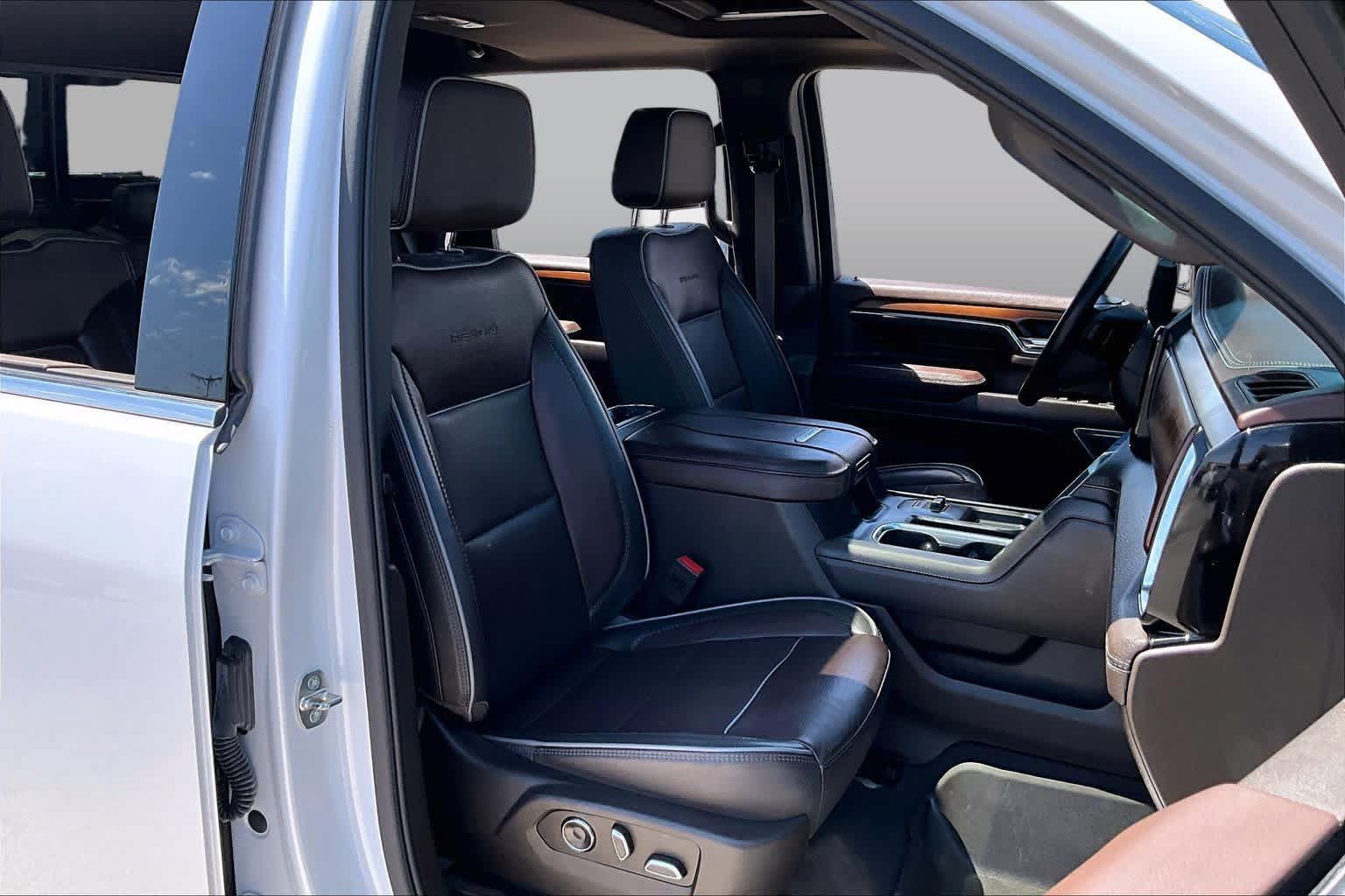 Used 2024 GMC Sierra 3500 Denali w/ Denali Reserve Package AWD/4WD image 9