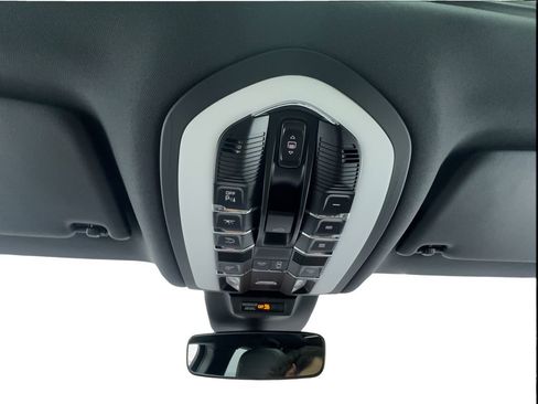 Used 2024 Porsche Macan AWD/4WD image 43