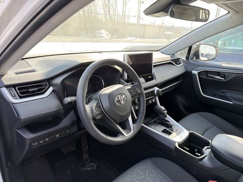 Used 2023 Toyota RAV4 XLE w/ Convenience Package image 9
