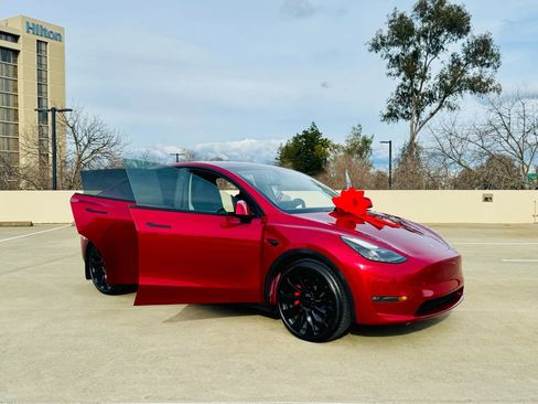 Used 2024 Tesla Model Y Performance image 37