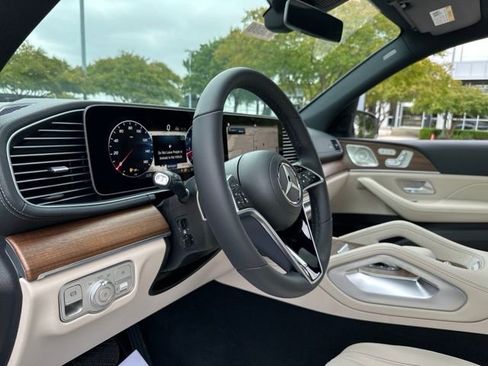 Used 2025 Mercedes-Benz GLS 450 4MATIC image 37