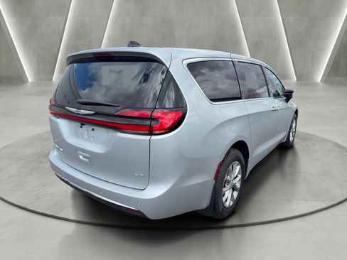 New 2026 Chrysler Pacifica Select AWD/4WD image 7