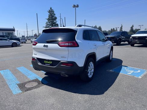 Used 2018 Jeep Cherokee Latitude w/ Cold Weather Group AWD/4WD image 7