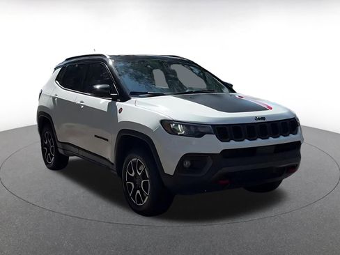 Used 2025 Jeep Compass Trailhawk AWD/4WD image 3