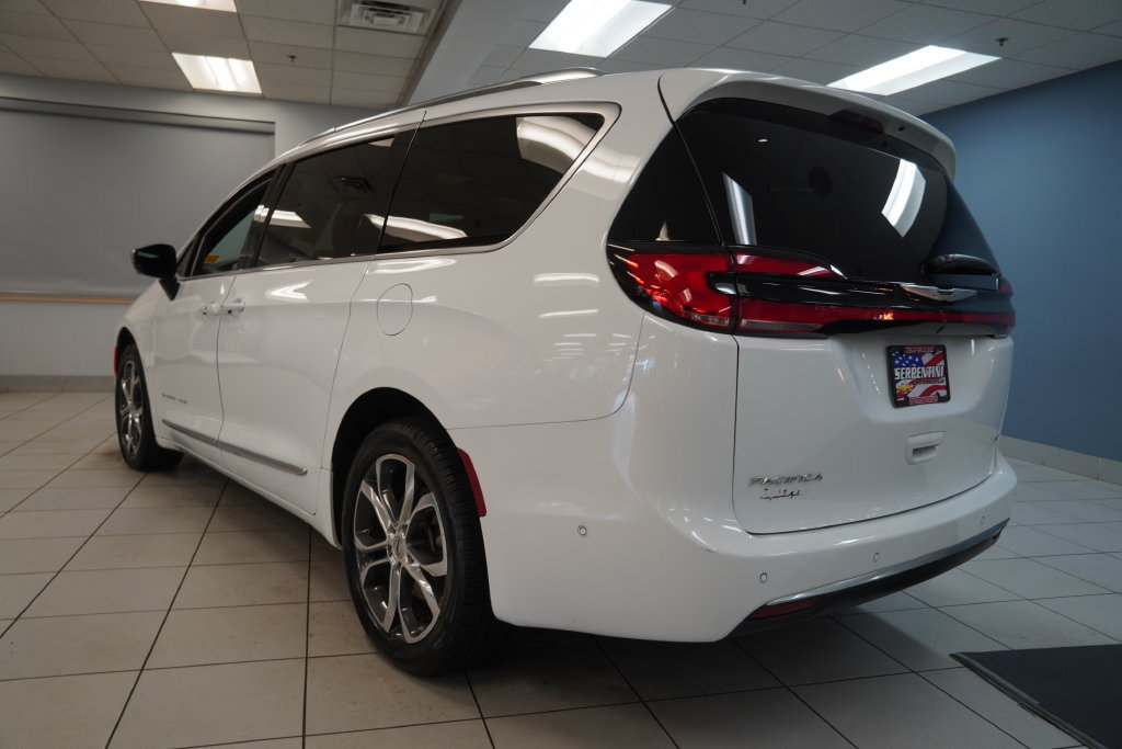 Used 2025 Chrysler Pacifica Pinnacle AWD/4WD image 3