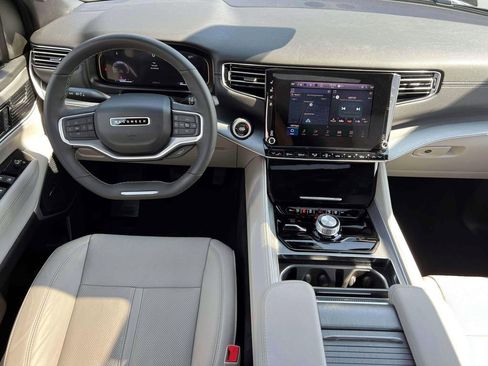 Certified 2025 Jeep Wagoneer 4WD w/ Premium Group I image 12