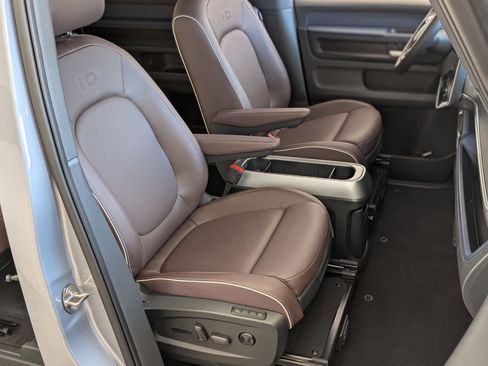 Used 2025 Volkswagen ID. Buzz Pro S Plus RWD image 24