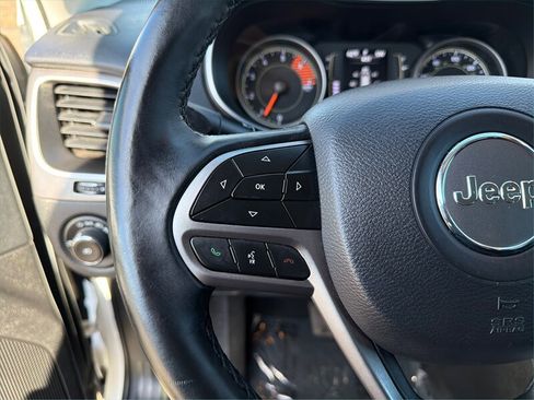 Used 2019 Jeep Cherokee Latitude Plus w/ Comfort/Convenience Group image 24