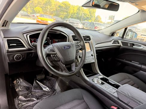 Used 2019 Ford Fusion SE FWD image 13