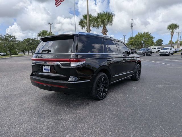 Used 2022 Lincoln Navigator 4WD image 2