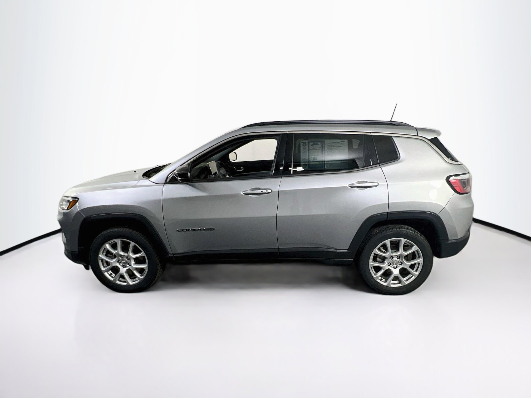 Used 2023 Jeep Compass Latitude AWD/4WD image 8