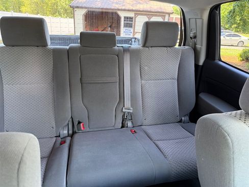 Used 2010 Toyota Tundra 4x4 CrewMax image 19