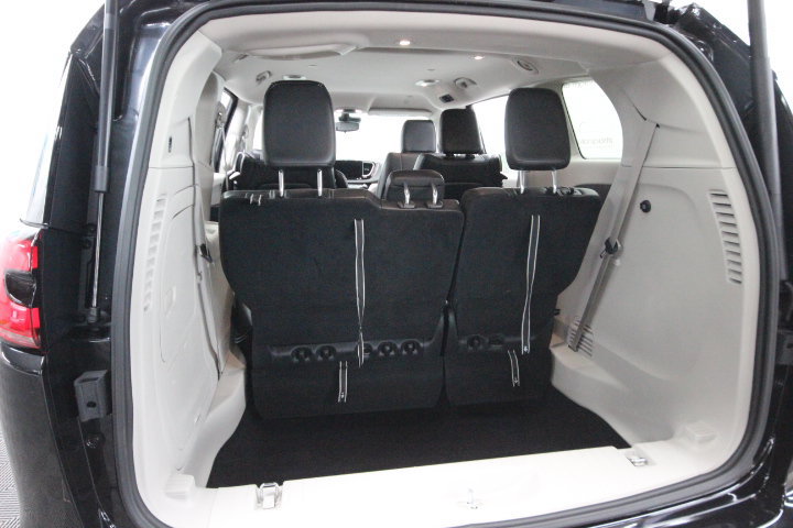 Used 2023 Chrysler Pacifica Touring-L FWD image 6