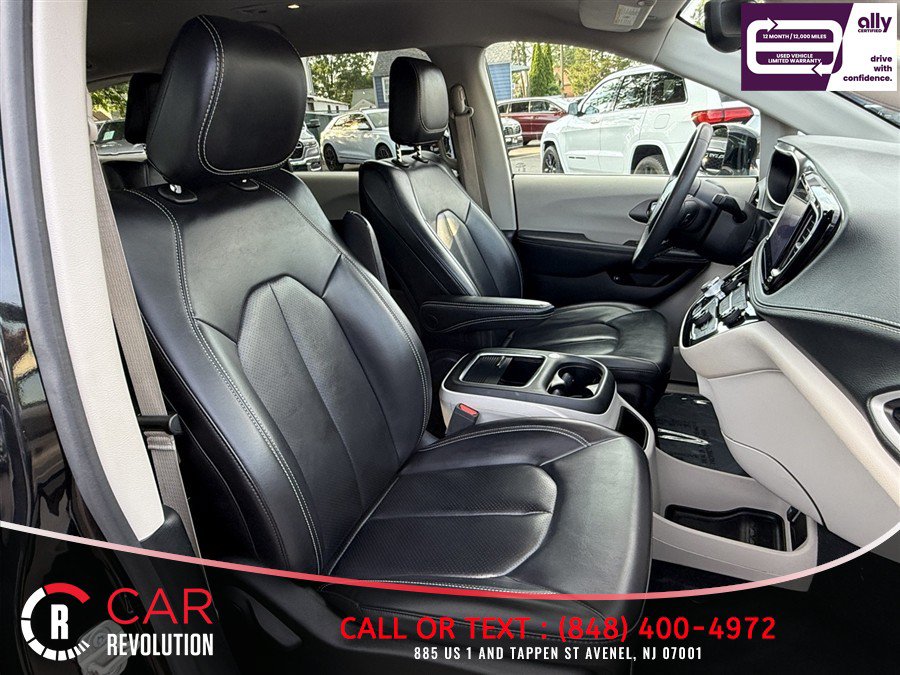 Used 2024 Chrysler Pacifica Limited FWD image 46