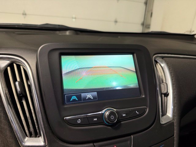 Used 2017 Chevrolet Malibu LT FWD image 17