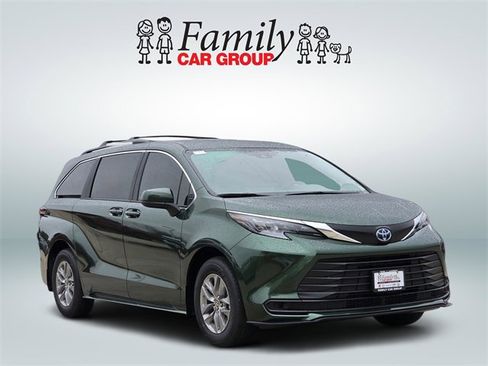 Used 2025 Toyota Sienna LE image 2