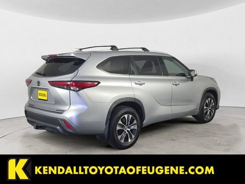 Used 2022 Toyota Highlander XLE AWD/4WD image 5