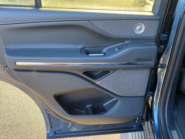 New 2027 Lincoln Navigator Reserve w/ Jet Appearance Package AWD/4WD image 9