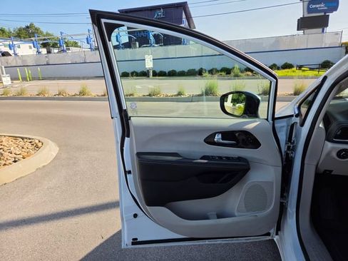 Used 2023 Chrysler Pacifica Limited FWD image 13