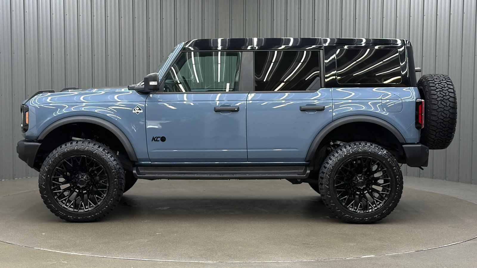 Used 2025 Ford Bronco Outer Banks AWD/4WD image 2
