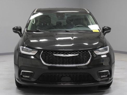 Used 2023 Chrysler Pacifica Touring-L FWD image 5