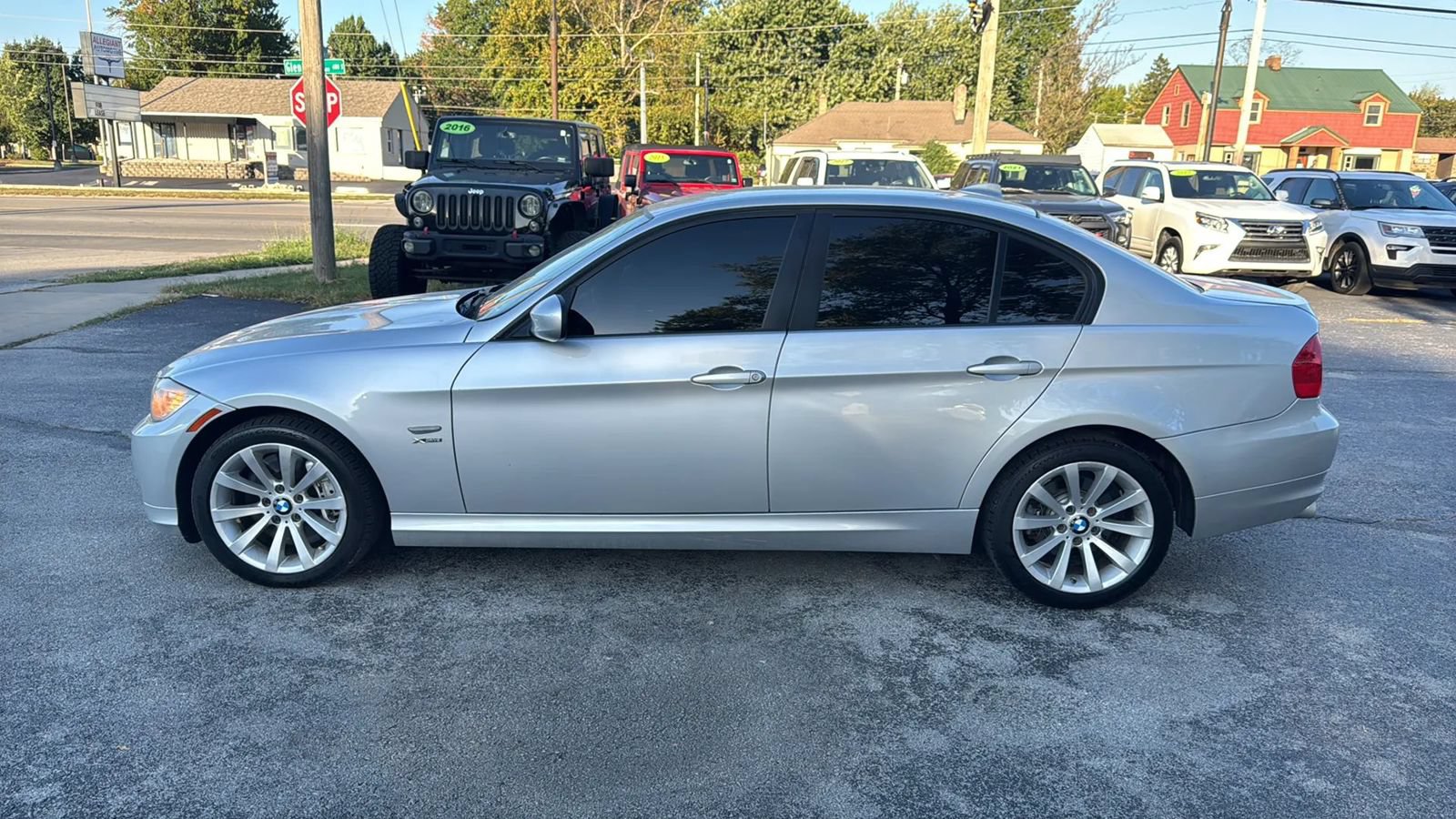 Used 2011 BMW 328i xDrive Sedan AWD/4WD image 4