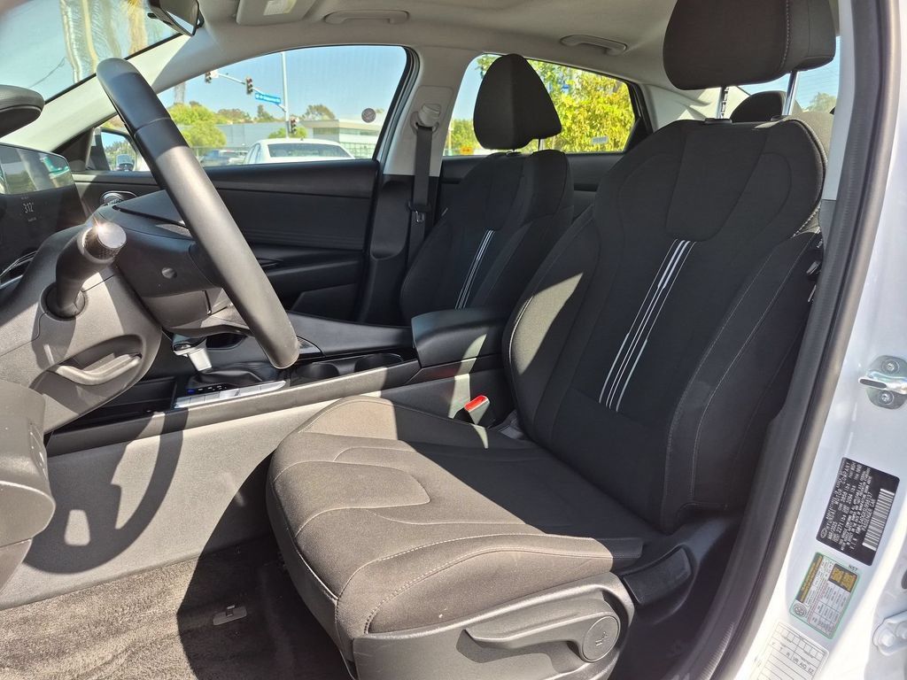Used 2025 Hyundai Elantra SEL FWD image 25