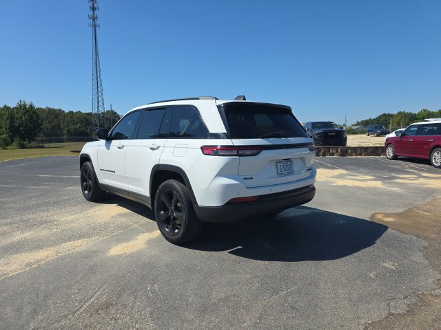 Used 2023 Jeep Grand Cherokee Limited w/ Black Appearance Package AWD/4WD image 4
