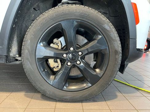 Used 2024 Jeep Grand Cherokee L Limited w/ Black Appearance Package AWD/4WD image 16