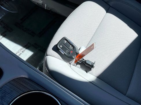 Certified 2023 GMC Acadia SLT w/ Technology Package image 11