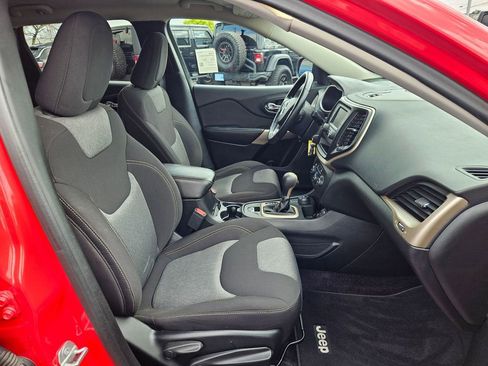 Used 2018 Jeep Cherokee Latitude w/ Altitude Package image 29