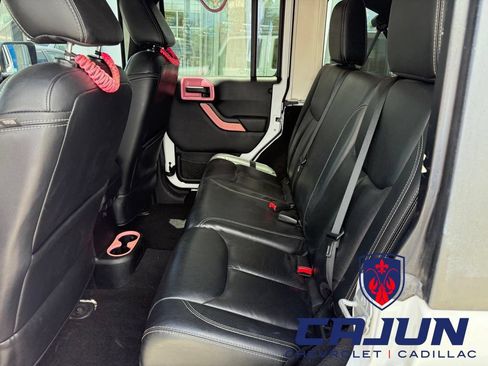 Used 2015 Jeep Wrangler Unlimited Rubicon w/ Connectivity Group AWD/4WD image 18