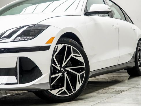 Used 2024 Hyundai Ioniq 6 Limited image 3