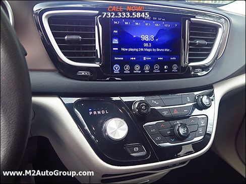 Used 2017 Chrysler Pacifica Touring image 7