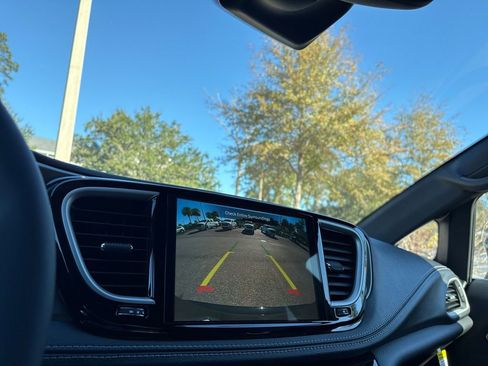 New 2026 Chrysler Pacifica Select image 18